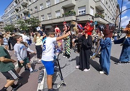 Encuentro. Los más pequeños saludan a los cabezudos en la calle Antonio Machado.