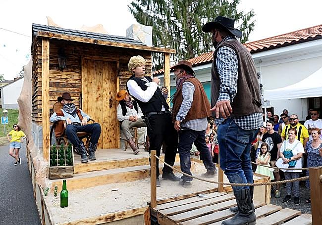 Una de las carrozas que desfilaron este año en Valdesoto.