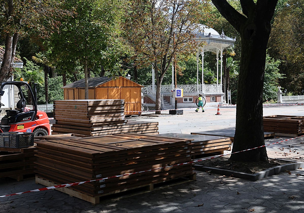 La instalación de las casetas hosteleras en el paseo del Bombé para San Mateo.