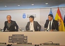 Javier Cuelli, Borja Sánchez y Guillermo Peláez, en Oviedo.