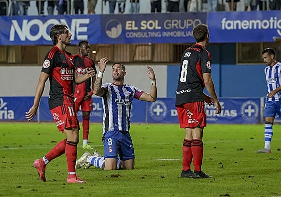 Kevin Bautista se lamenta de una ocasión fallada en el tramo final.