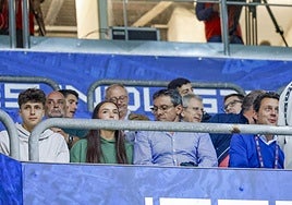 Guzmán, a la izquierda de la imagen, en el palco del Suárez Puerta durante el Real Avilés-Ponferradina.