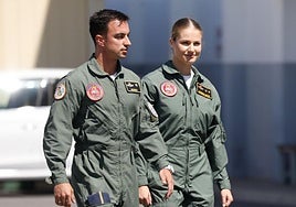 El comandante Alberto Guzmán y la Princesa de Asturias.