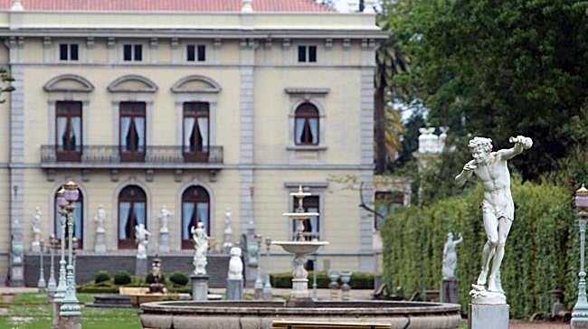 Por sus jardines, por su colección de arte, etc. ¿qué edificio suele describirse como el 'pequeño Versalles de Asturias'?