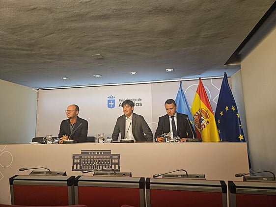 De izquierda a derecha: El director general de Energía, Javier Cuelli; el consejero de Ciencia, Borja Sánchez; y el consejero de Hacienda y portavoz del Principado, Guillermo Peláez, este lunes tras el Consejo de Gobierno.