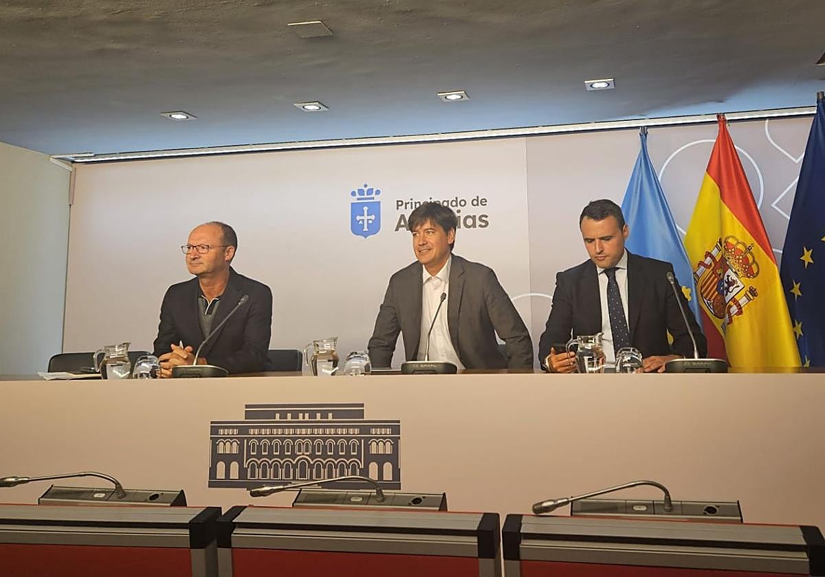De izquierda a derecha: El director general de Energía, Javier Cuelli; el consejero de Ciencia, Borja Sánchez; y el consejero de Hacienda y portavoz del Principado, Guillermo Peláez, este lunes tras el Consejo de Gobierno.