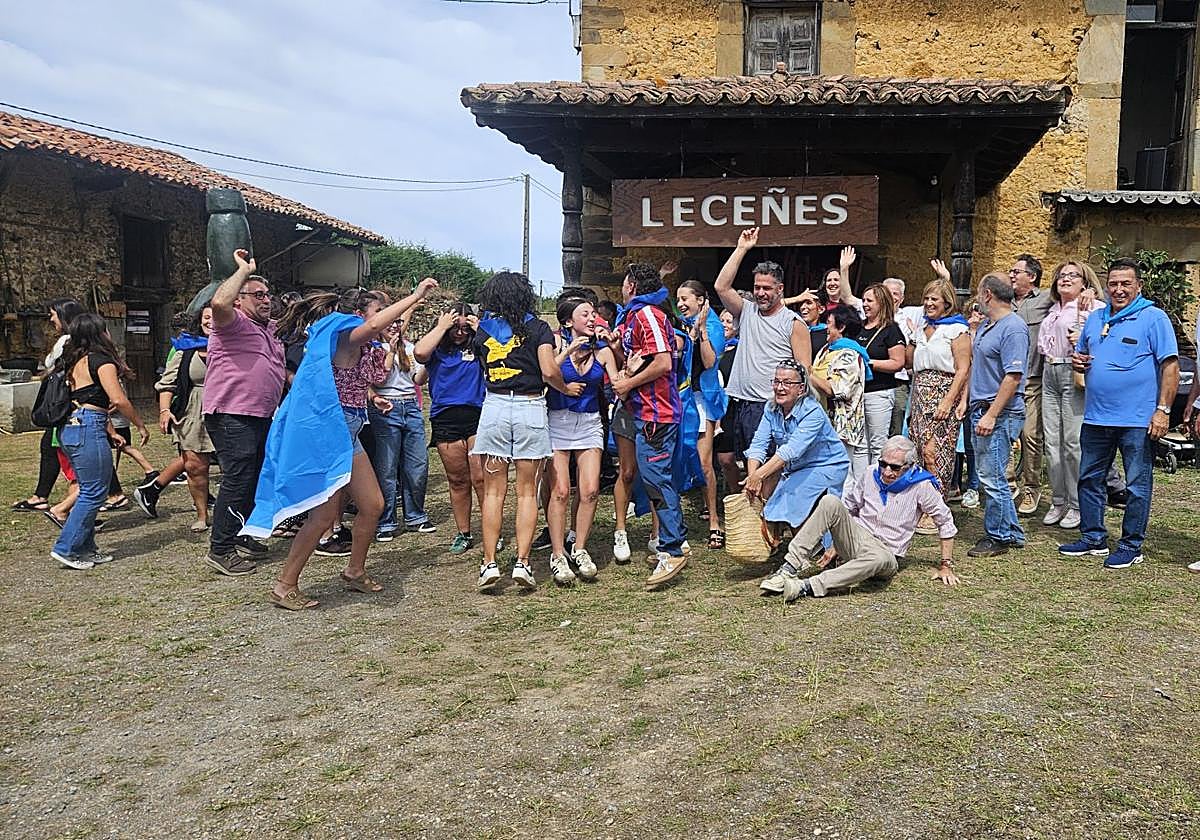 Bien de sidra y comedia en Valdesoto para celebrar su Pueblo Ejemplar
