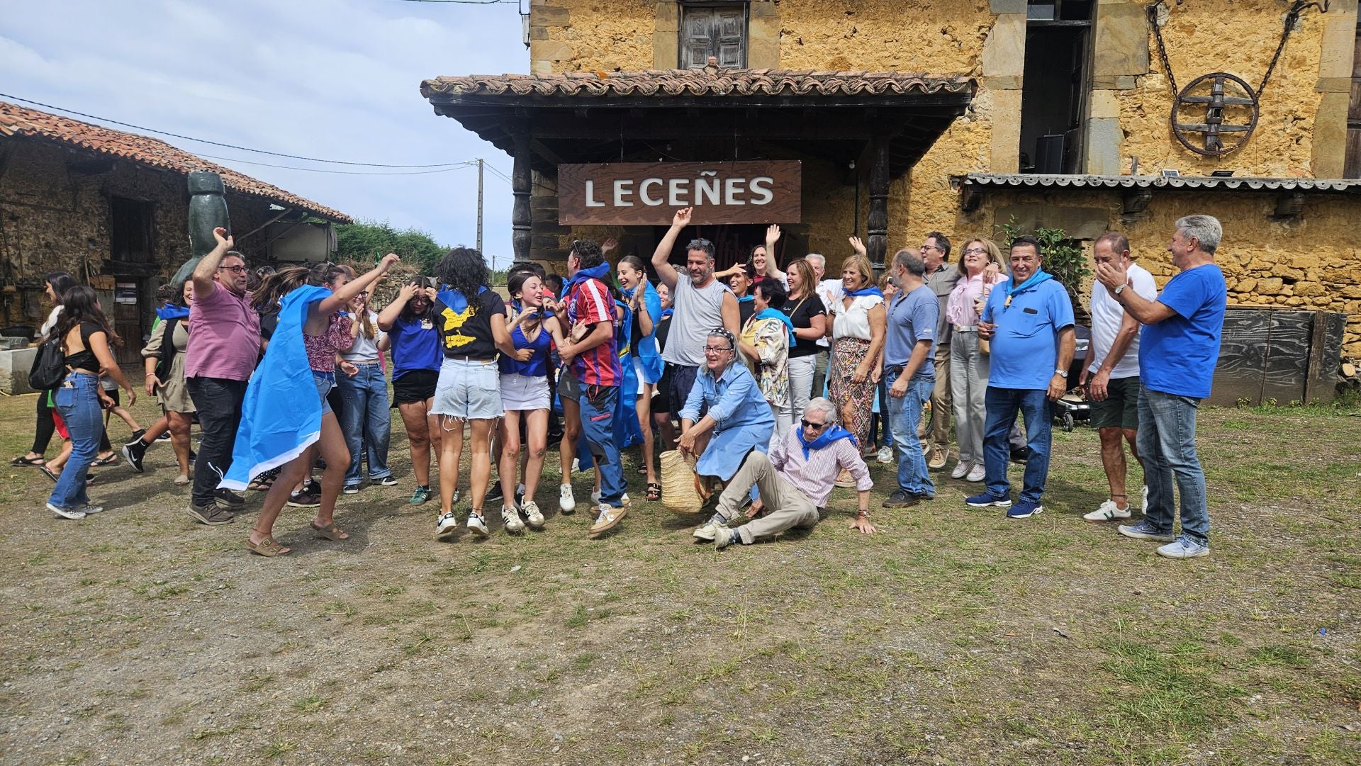 Bien de sidra y comedia en Valdesoto para celebrar su Pueblo Ejemplar