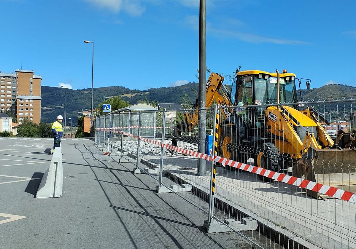 La obra del intercambiador del campus de El Cristo ha comenzado frente a la facultad de Derecho.