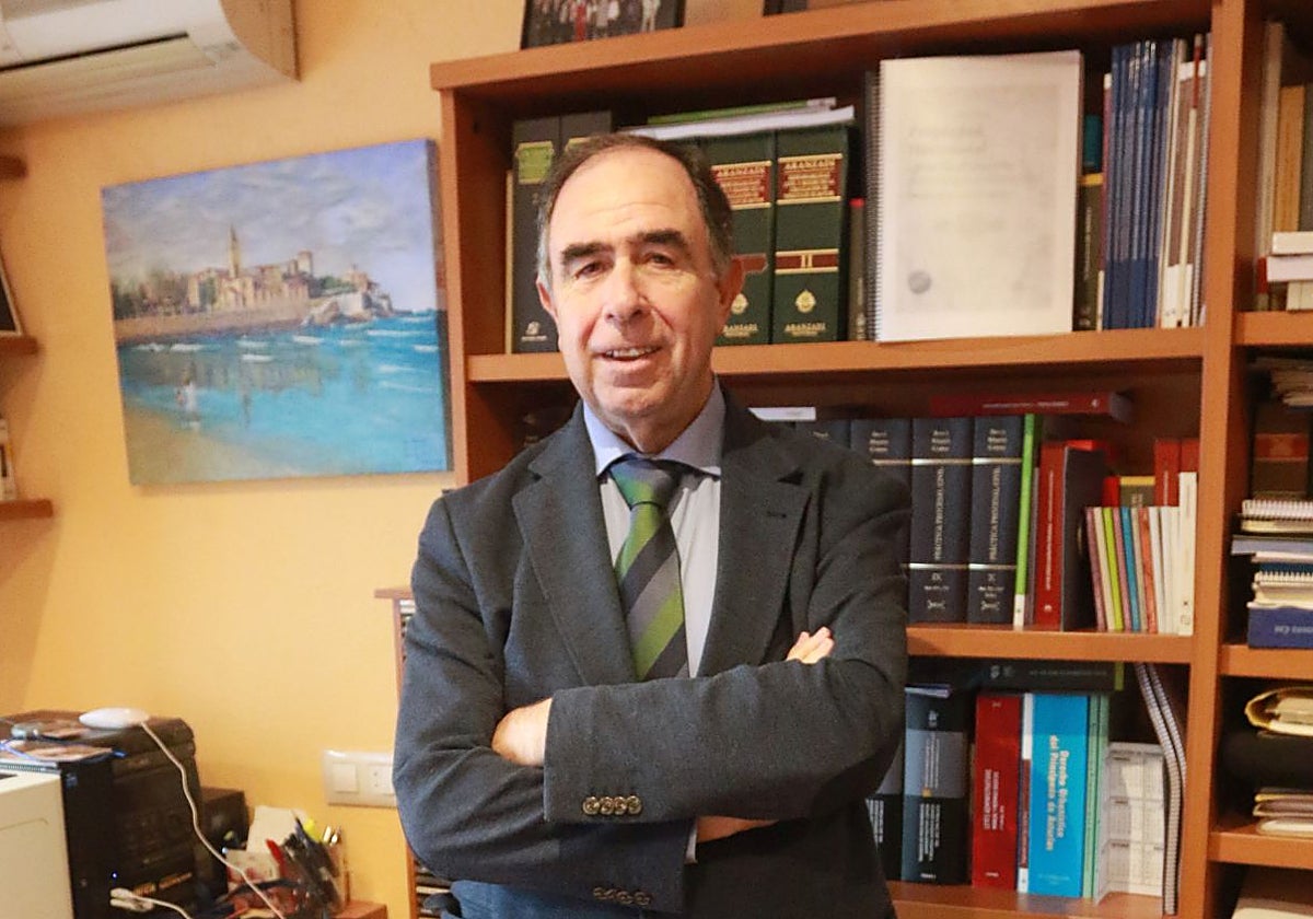 Benigno Villarejo, decano del Colegio de la Abogacía de Gijón, en su despacho de la plaza de Europa.
