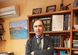 Benigno Villarejo, decano del Colegio de la Abogacía de Gijón, en su despacho de la plaza de Europa.