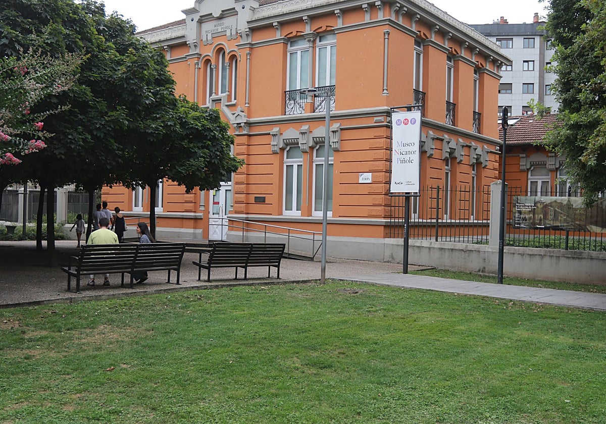 El edificio del antiguo Asilo Pola, en la plaza de Europa, alberga desde 1991 la colección de Nicanor Piñole.