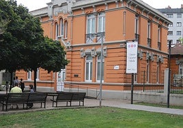 El edificio del antiguo Asilo Pola, en la plaza de Europa, alberga desde 1991 la colección de Nicanor Piñole.