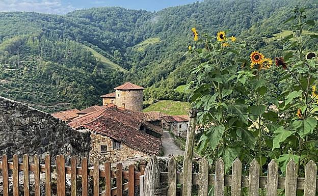 Aldea medieval de Banduxu, a la que se puede llegar siguiendo un camino empedrado a través de la floresta.