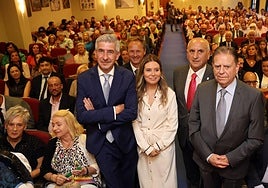 El pediatra Santiago Jiménez Treviño, conocido como el 'Spiderman' del HUCA, que hizo de pregonero, junto a la directora general de Emigración, Olaya Romano; el presidente del Centro Asturiano, Gerardo Martínez Quesada, y el alcalde de Oviedo, Alfredo Canteli.