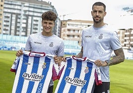 Guzmán Ortega y Borja Granero, en el Suárez Puerta con las camisetas del Real Avilés.