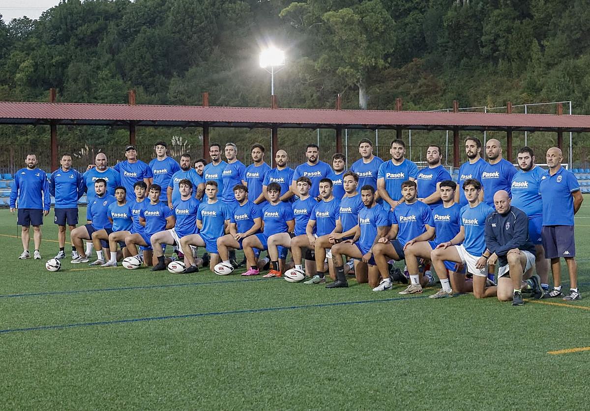 Primera foto de grupo de la temporada antes de iniciar el entrenamiento en La Toba.