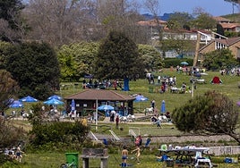 Gente en Perlora, en un día de calor.