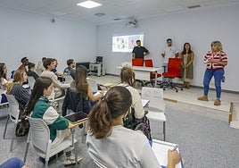 Los participantes en el Programa Clinic Joven descubrieron los recursos que ofrece la Factoría Cultural y conocieron casos de éxito.