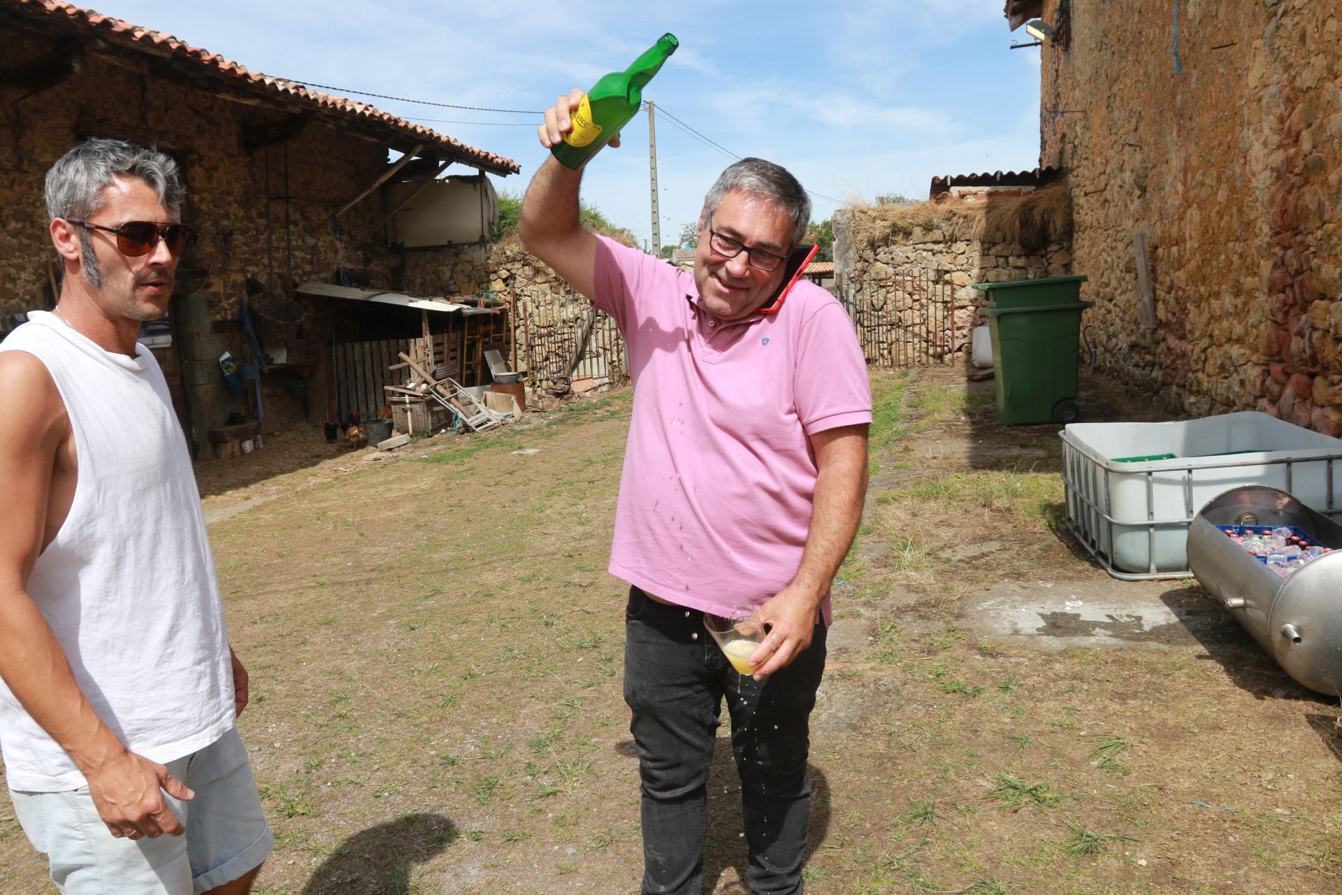 Bien de sidra y comedia en Valdesoto para celebrar su Pueblo Ejemplar
