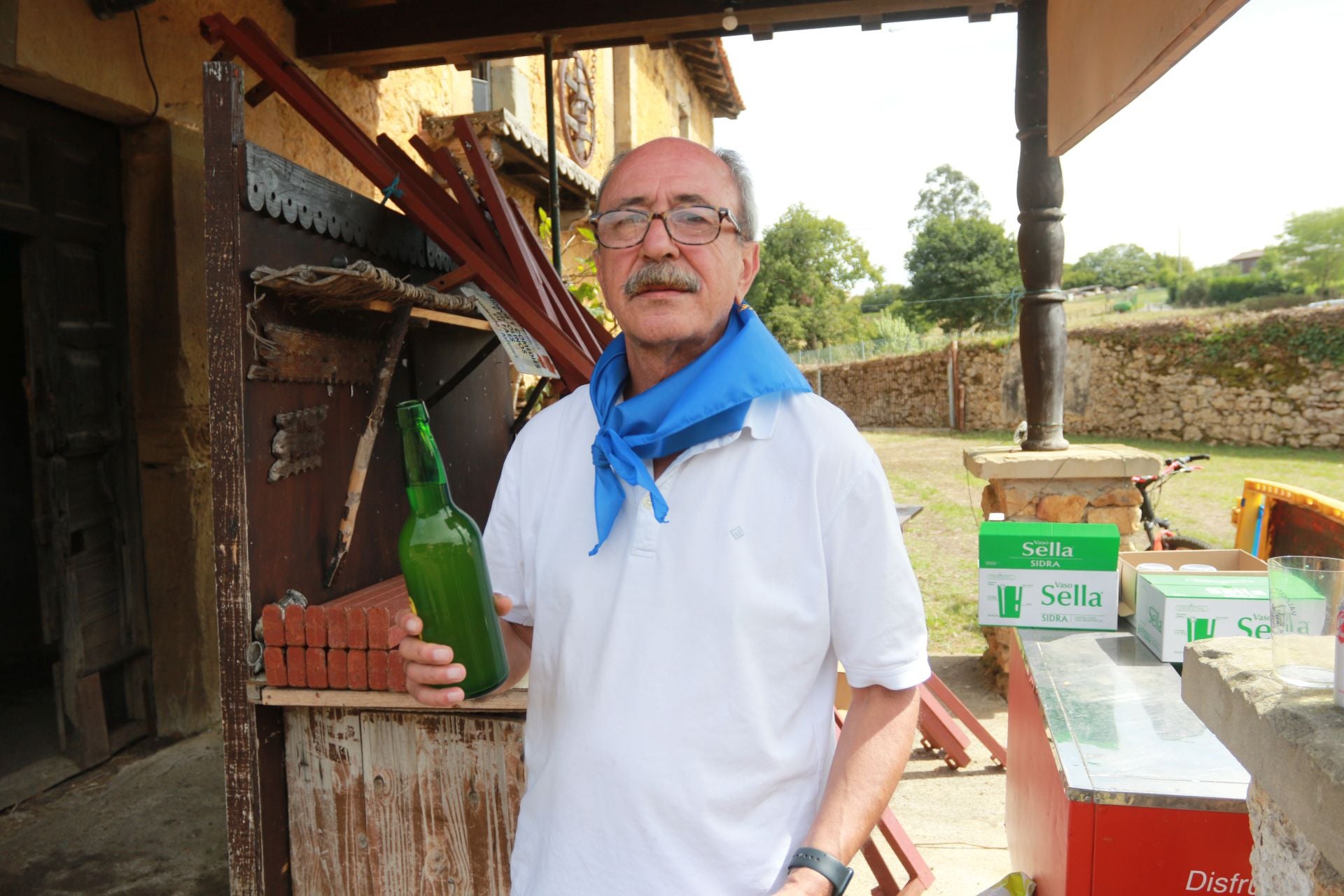 Bien de sidra y comedia en Valdesoto para celebrar su Pueblo Ejemplar