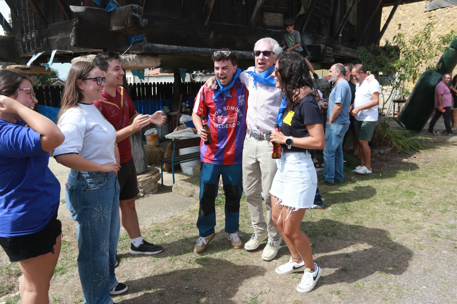 Bien de sidra y comedia en Valdesoto para celebrar su Pueblo Ejemplar