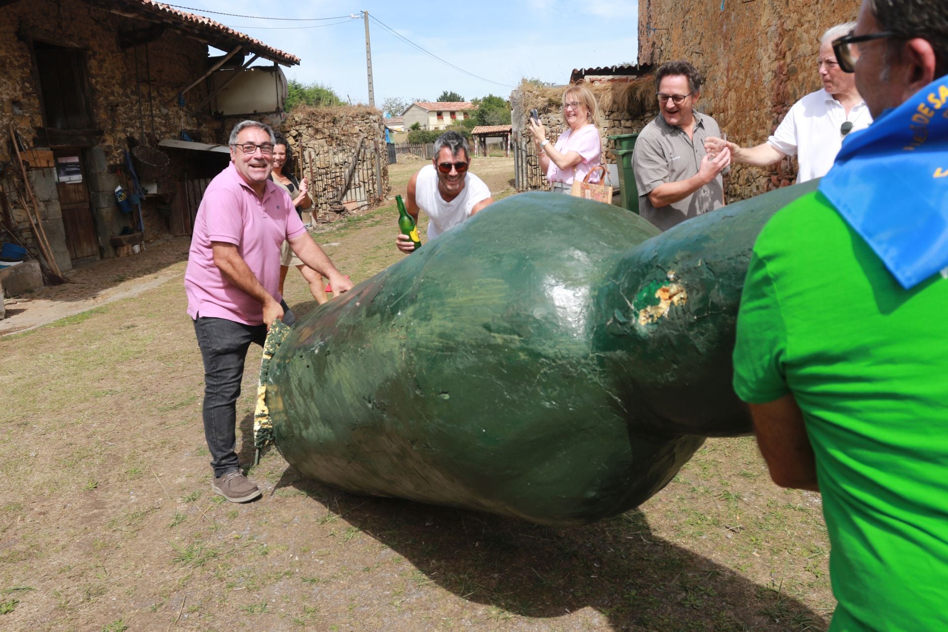 Bien de sidra y comedia en Valdesoto para celebrar su Pueblo Ejemplar