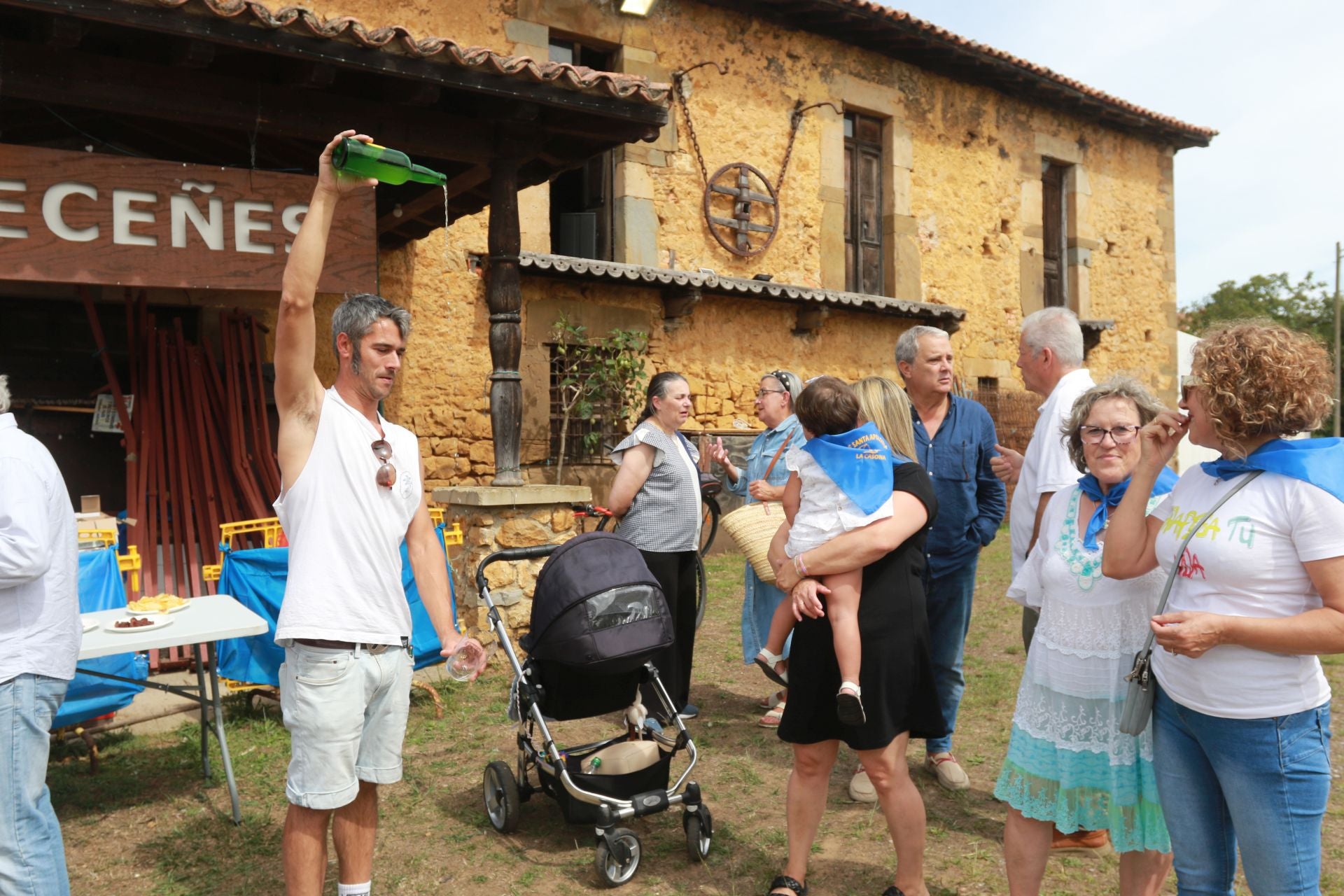 Bien de sidra y comedia en Valdesoto para celebrar su Pueblo Ejemplar