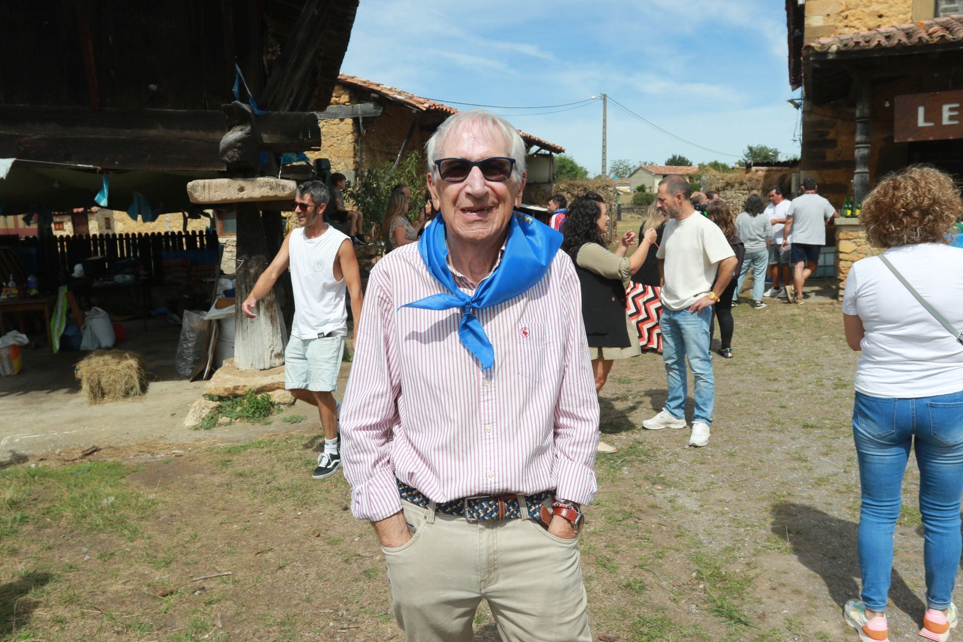 Bien de sidra y comedia en Valdesoto para celebrar su Pueblo Ejemplar