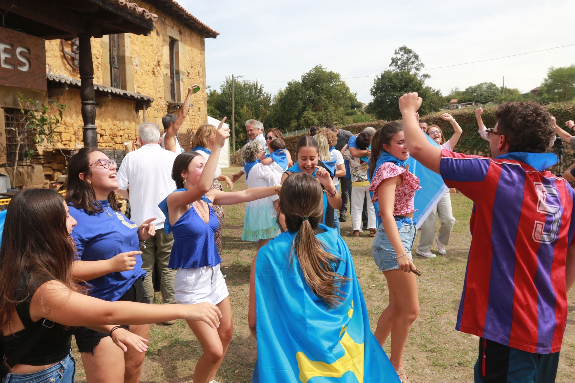 Bien de sidra y comedia en Valdesoto para celebrar su Pueblo Ejemplar