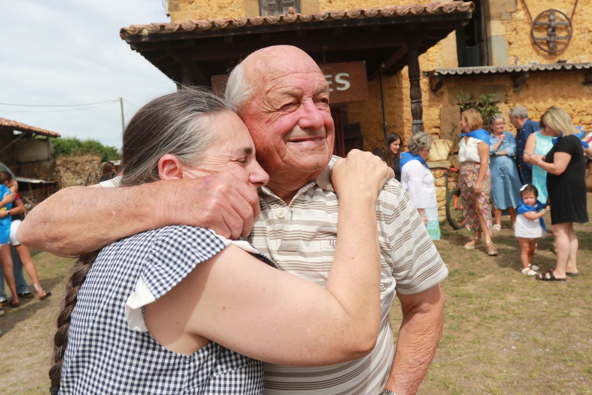 Bien de sidra y comedia en Valdesoto para celebrar su Pueblo Ejemplar
