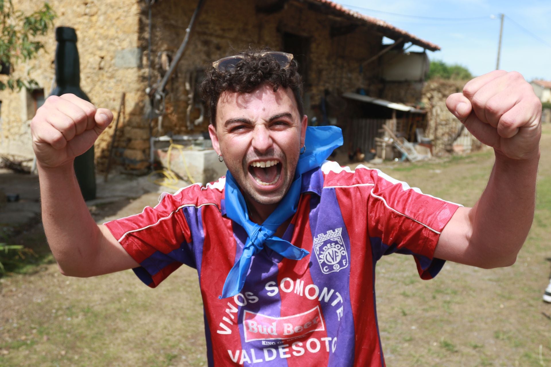 Bien de sidra y comedia en Valdesoto para celebrar su Pueblo Ejemplar