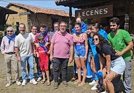 Los vecinos de Valdesoto celebran el Pueblo Ejemplar de Asturias junto al alcalde de Siero, Ángel García 'Cepi'.