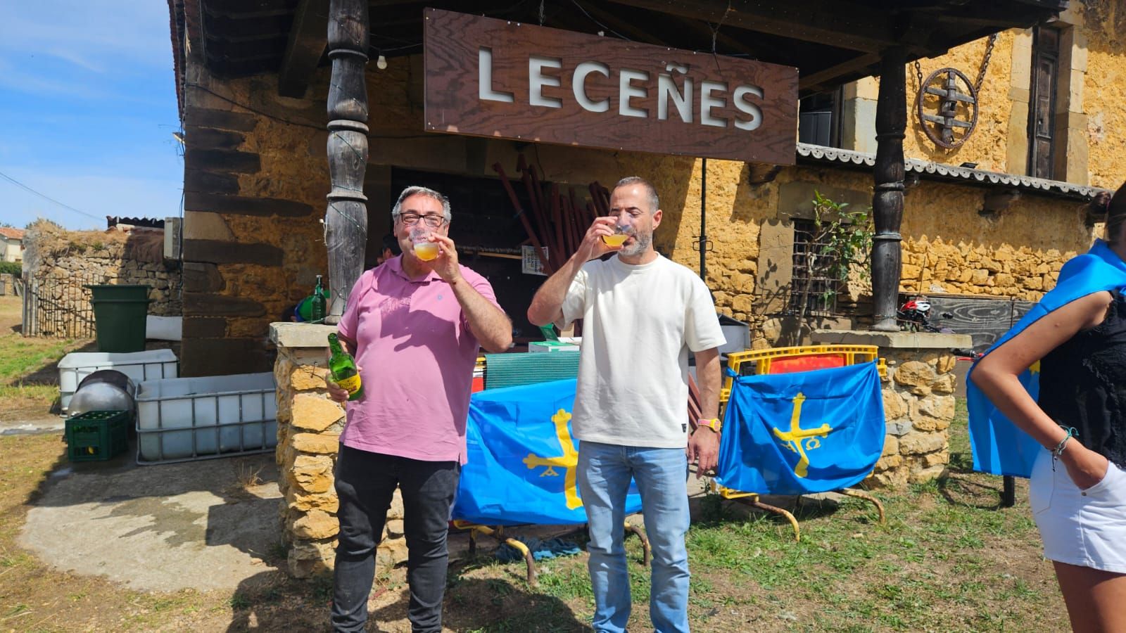 Bien de sidra y comedia en Valdesoto para celebrar su Pueblo Ejemplar
