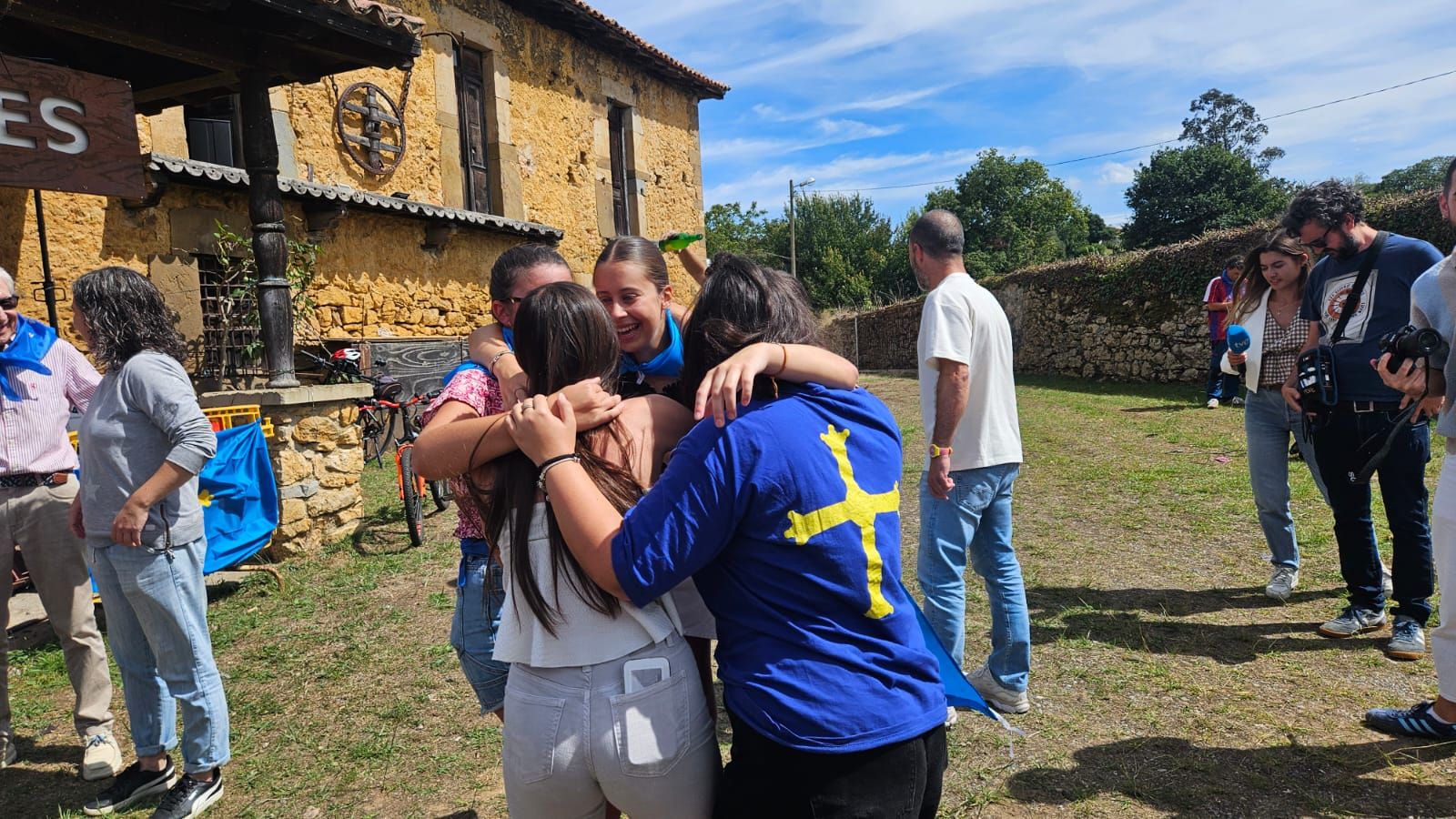 Bien de sidra y comedia en Valdesoto para celebrar su Pueblo Ejemplar