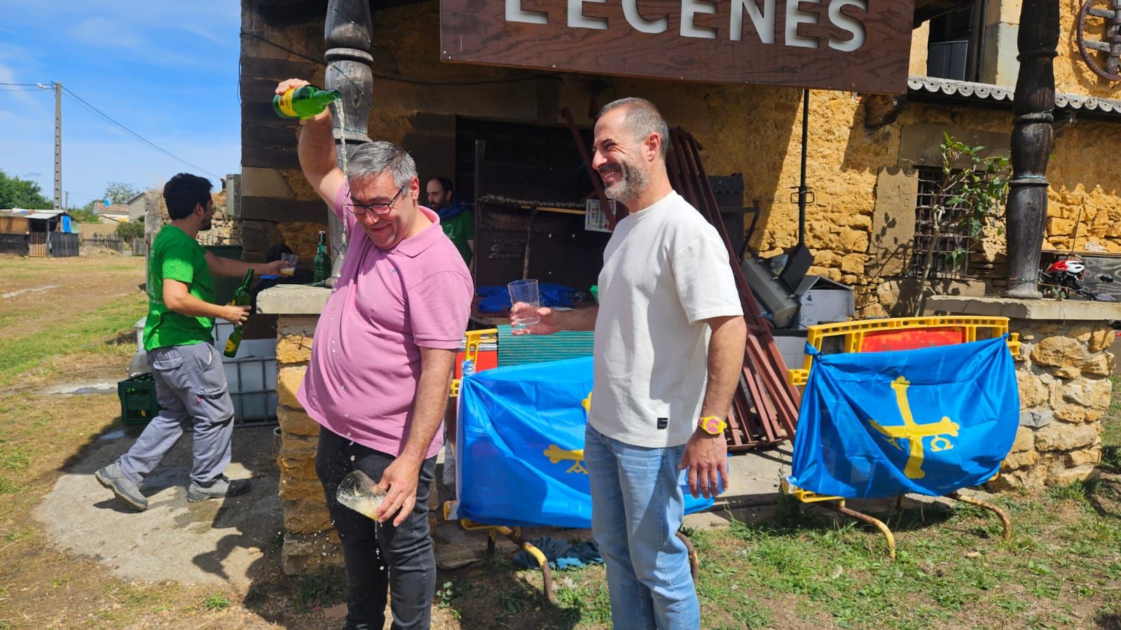 Bien de sidra y comedia en Valdesoto para celebrar su Pueblo Ejemplar