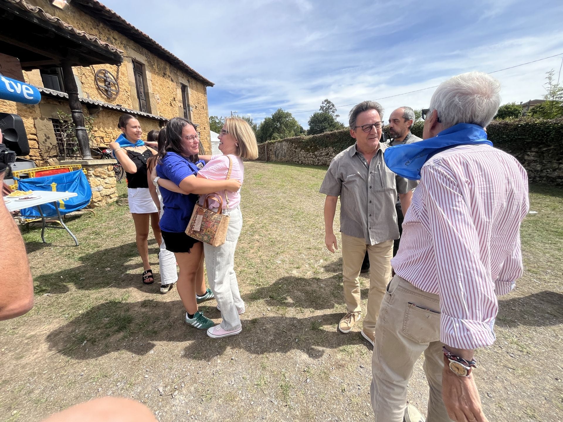 Bien de sidra y comedia en Valdesoto para celebrar su Pueblo Ejemplar