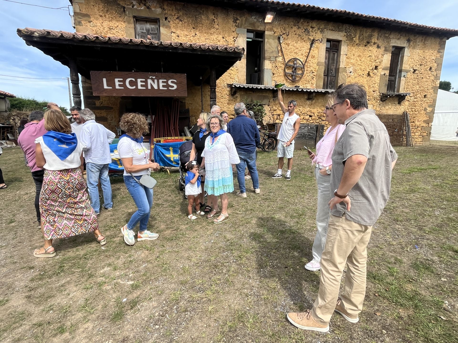 Bien de sidra y comedia en Valdesoto para celebrar su Pueblo Ejemplar