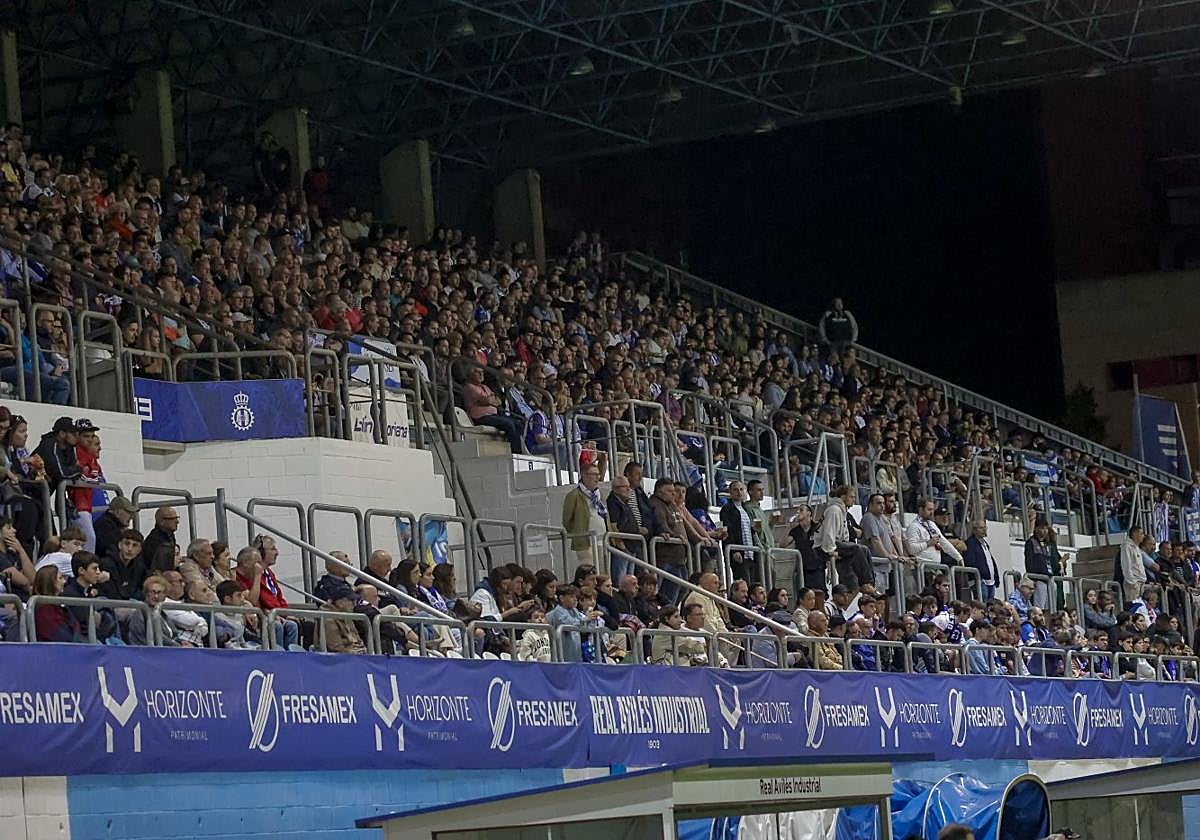 Aspecto de la grada de Juan Ochoa durante el primer partido de Liga frente a la Ponferradina, con un 79% de ocupación del estadio.
