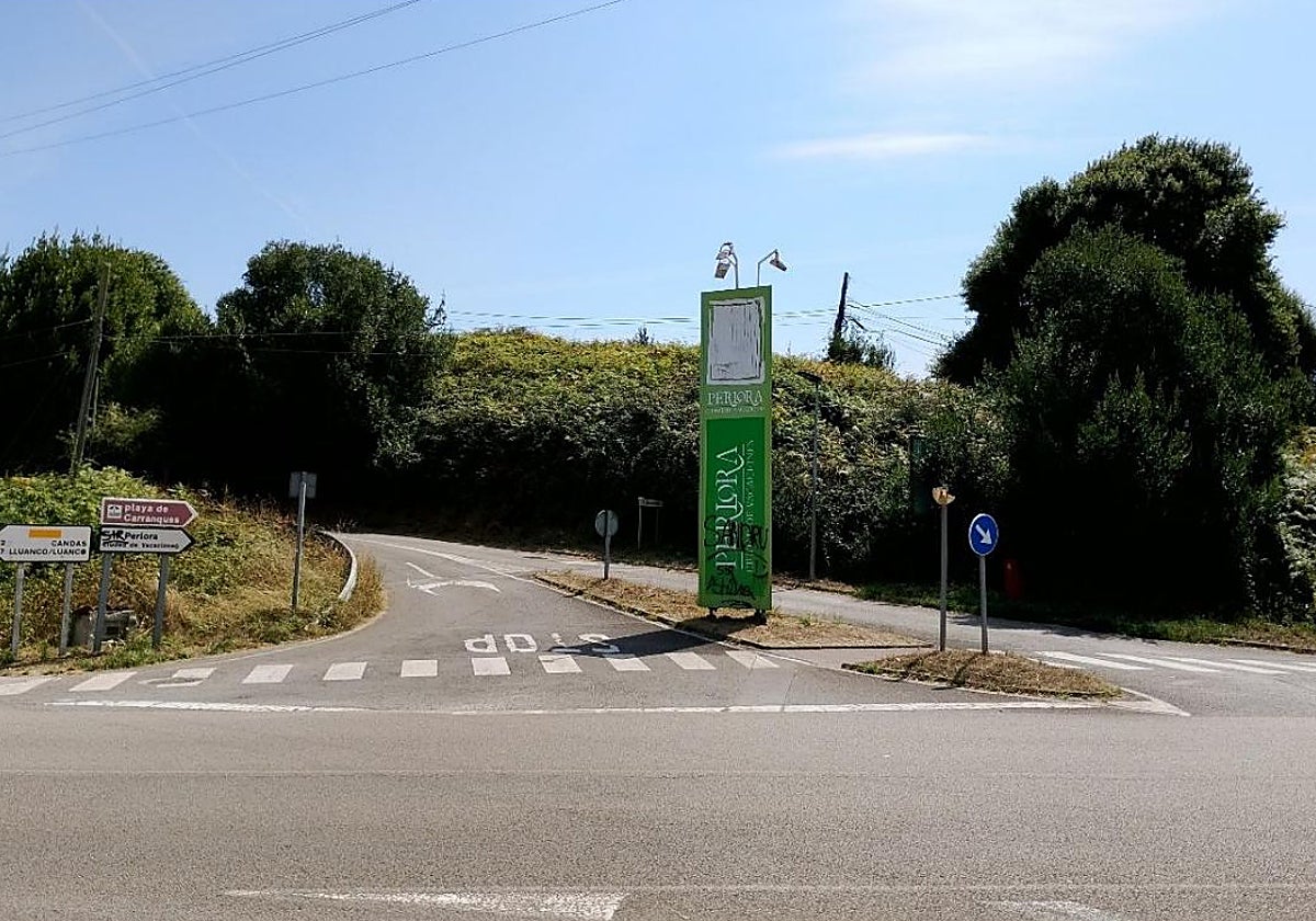 Intersección que desde la AS-388 da acceso al complejo vacacional de Perlora