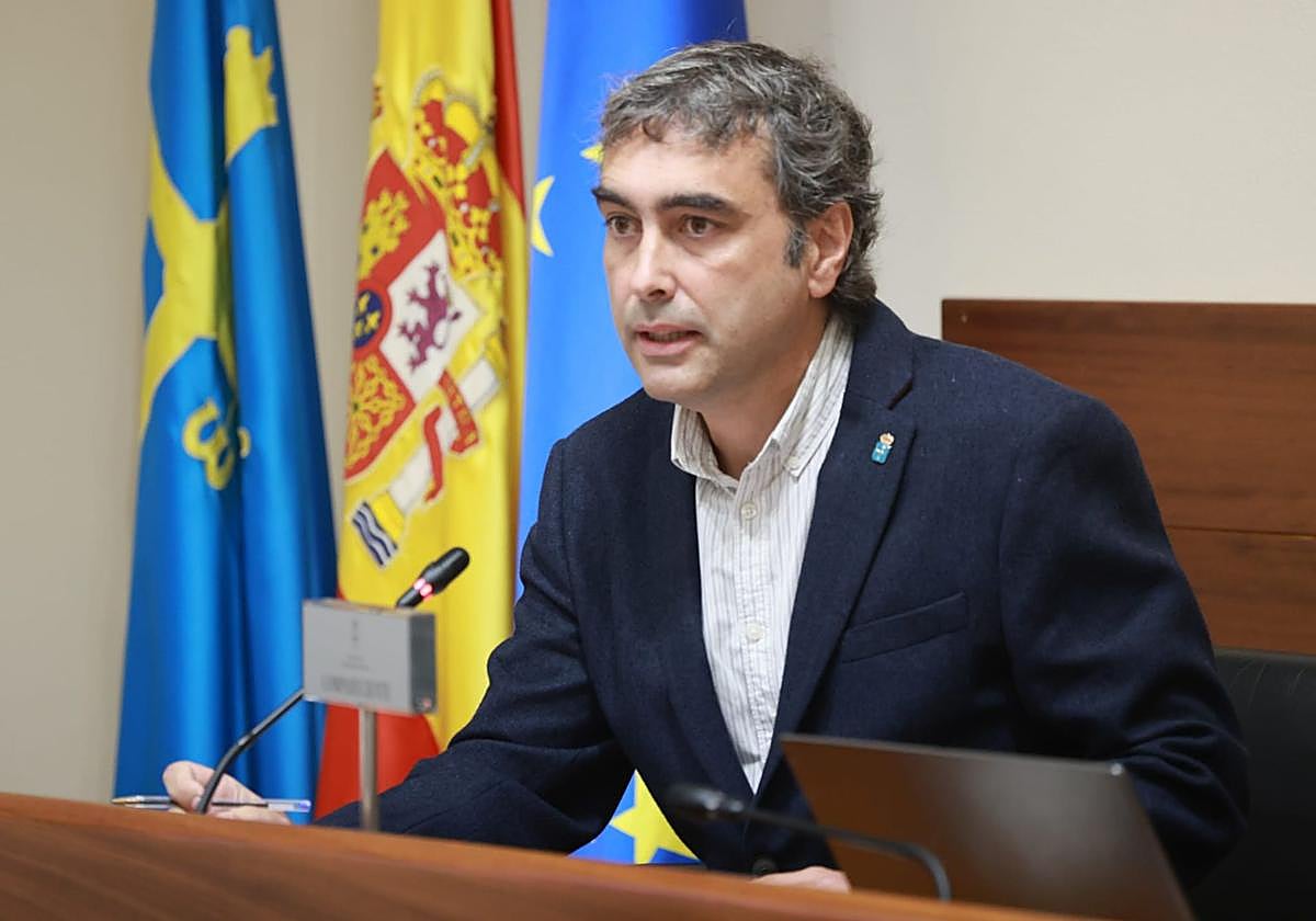 Javier Vigil, en la sesión de este miércoles de la comisión de investigación sobre el accidente de Cerredo que se celebra en la Junta General.