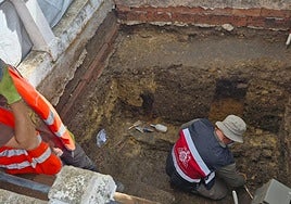 El equipo de arqueólogos trabaja en los trabajos de exhumación de la fosa en Carcedo, Valdés.
