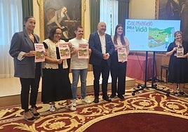 Covadonga Landín, Natalia González, Javier Suárez Llana, Guzmán Pendás, Olaya Suárez, Teresa Álvarez y Pablo Blanco durante la presentación del programa municipal.