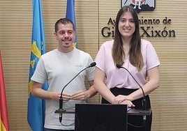Javier Suárez Llana y Olaya Suárez Fernández, portavoces municipales de Izquierda Unida y Podemos, respectivamente.