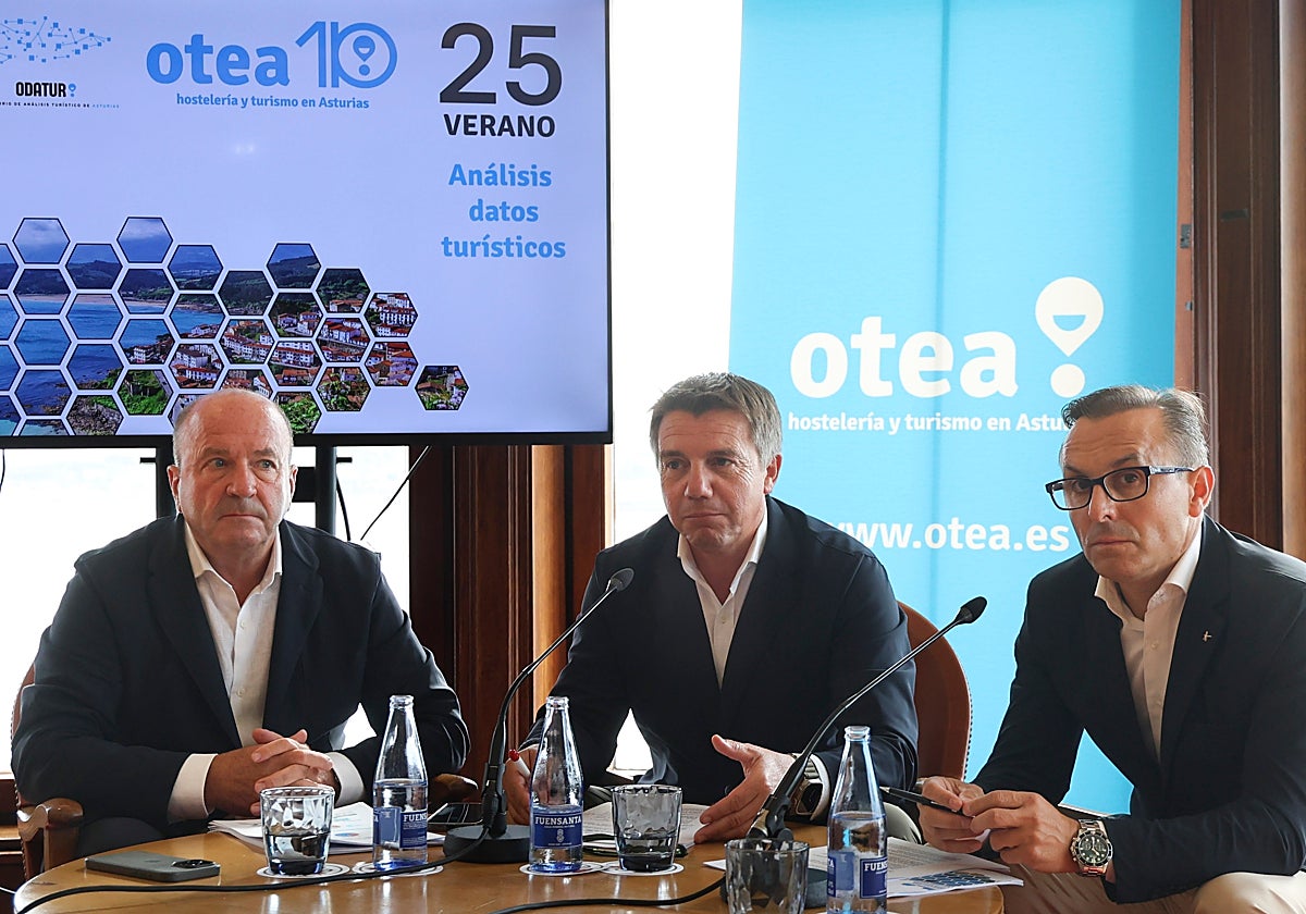 Javier Martínez, José Luis Álvarez Almeida y Fernando Corral, en el Real Club de Regatas de Gijón.
