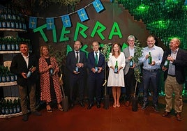 Presentación de la botella de sidra 'solidaria' en Tierra Astur, en Oviedo.