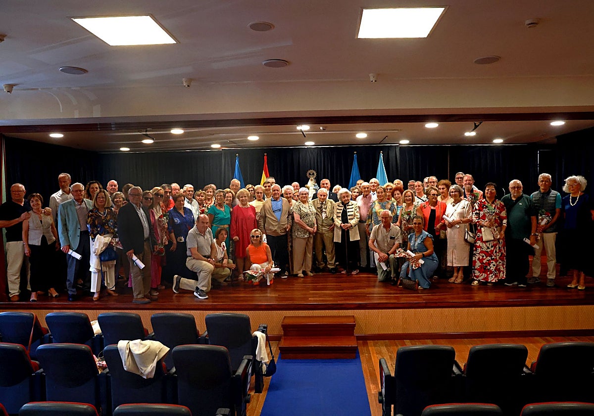 Imagen principal - Momentos del acto de la entrega de los 'Socios de Mérito' y la llegada de los 'Abuelos del Año', Visitación Nava y Luis Manuel Cabrero.
