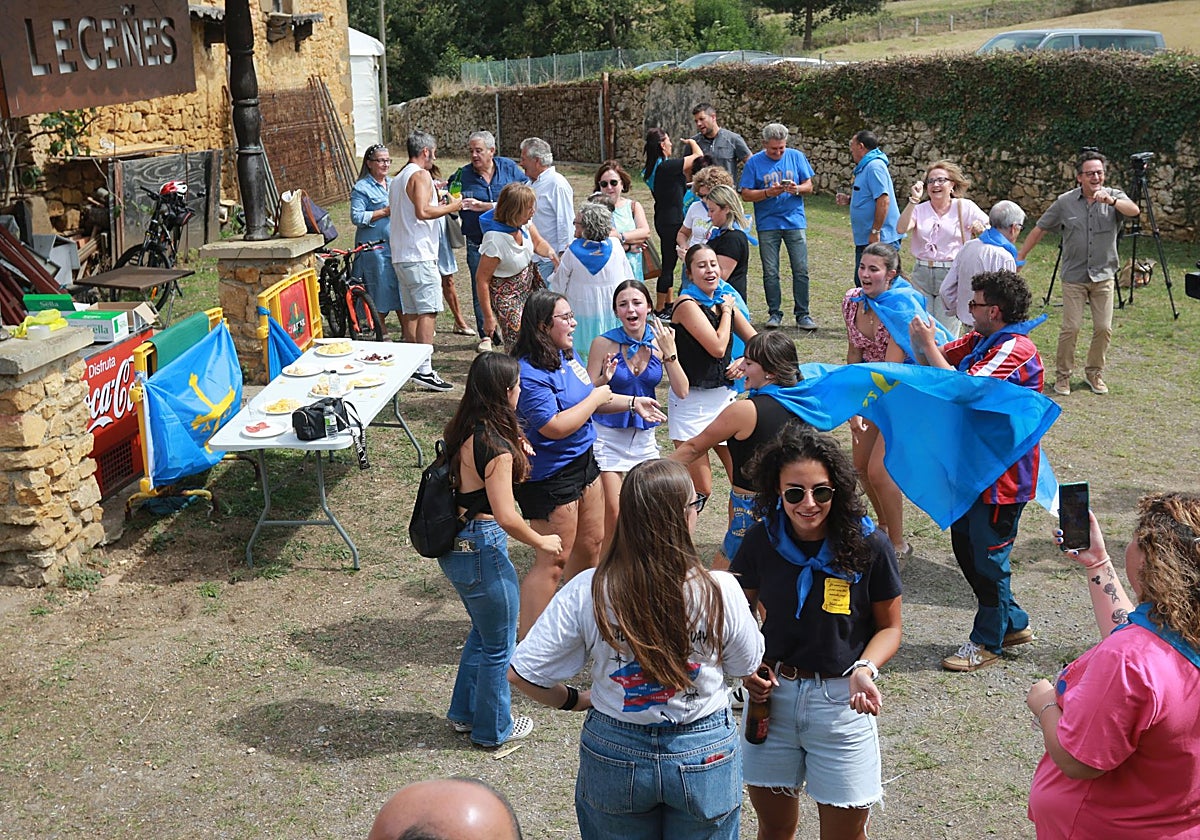 Los jóvenes de Valdesoto, festejando el reconocimiento como Pueblo Ejemplar de Asturias 2025.