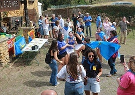Los jóvenes de Valdesoto, festejando el reconocimiento como Pueblo Ejemplar de Asturias 2025.