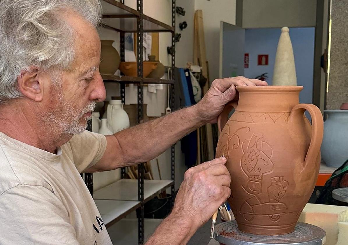 Javier Mariscal trabajando sobre una pieza, ayer en la Factoría Cultural.